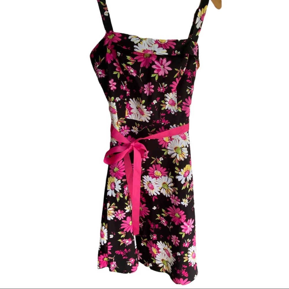 Pretty Daisies on black dress. Size 9/10.